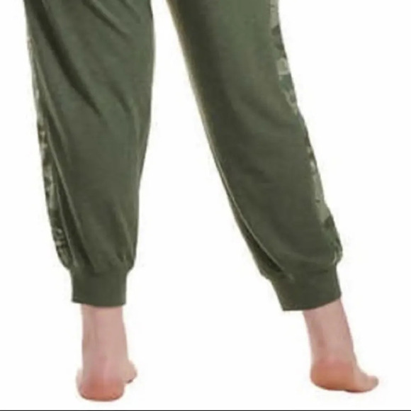 Woman’s camouflage two piece pajama set - Picture 9 of 10